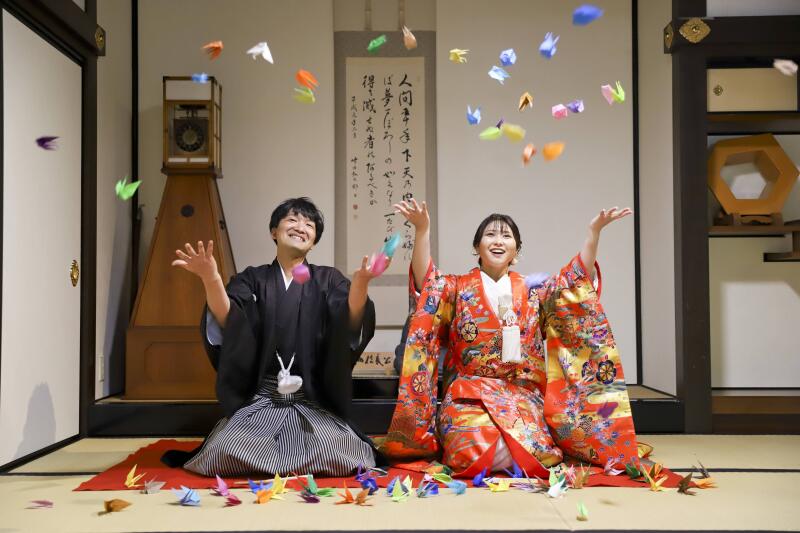 たくさん折ってきた折り鶴を放り投げて