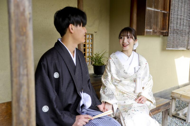 手を繋いで見つめ合い