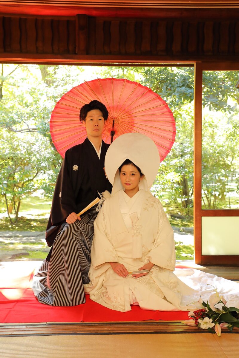 綿帽子と紅の絨毯が彩る正装