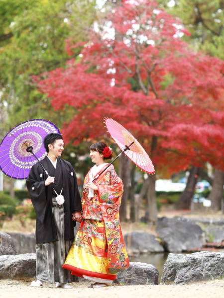 紅葉をバックに