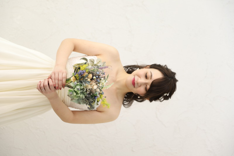 シンプルにブーケを持っている花嫁