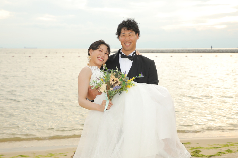 おんぶで弾ける笑顔を捉えた素敵な1カット