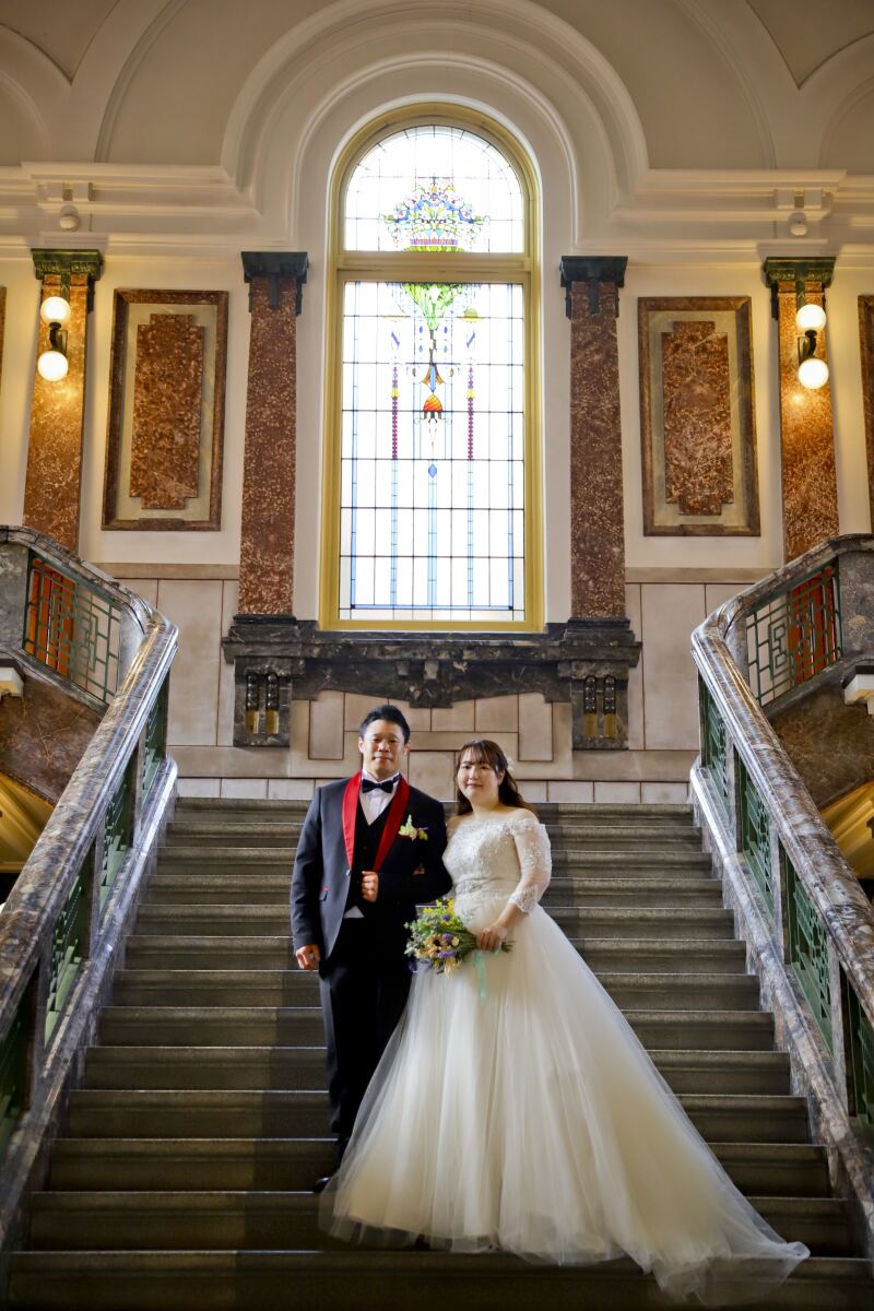 ステンドグラスをバックにカッチリと撮る結婚写真