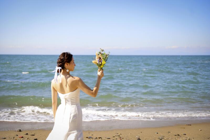 ブーケと海とご新婦様