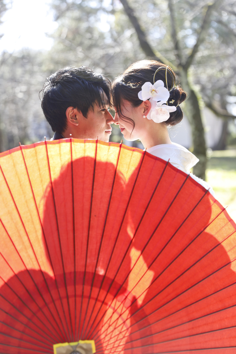 和傘にふたりのシルエットが写るオシャレカット