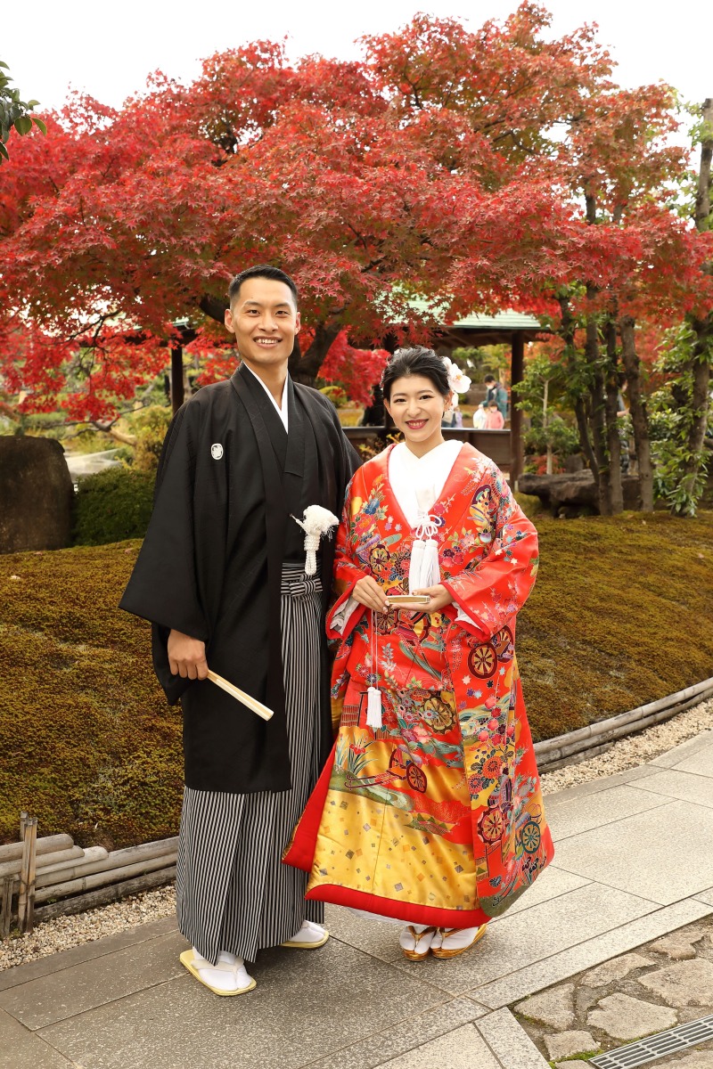 紅葉の庭園でふたりを写す一枚