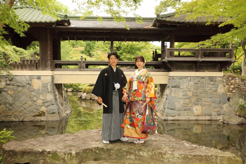 池のほとりに佇む揚輝荘の一場面