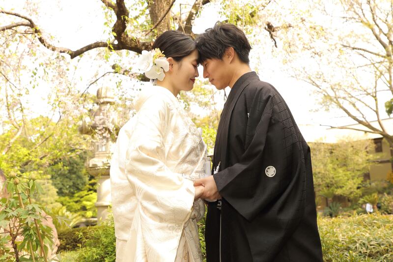 新緑に囲まれておでこコツンポーズ