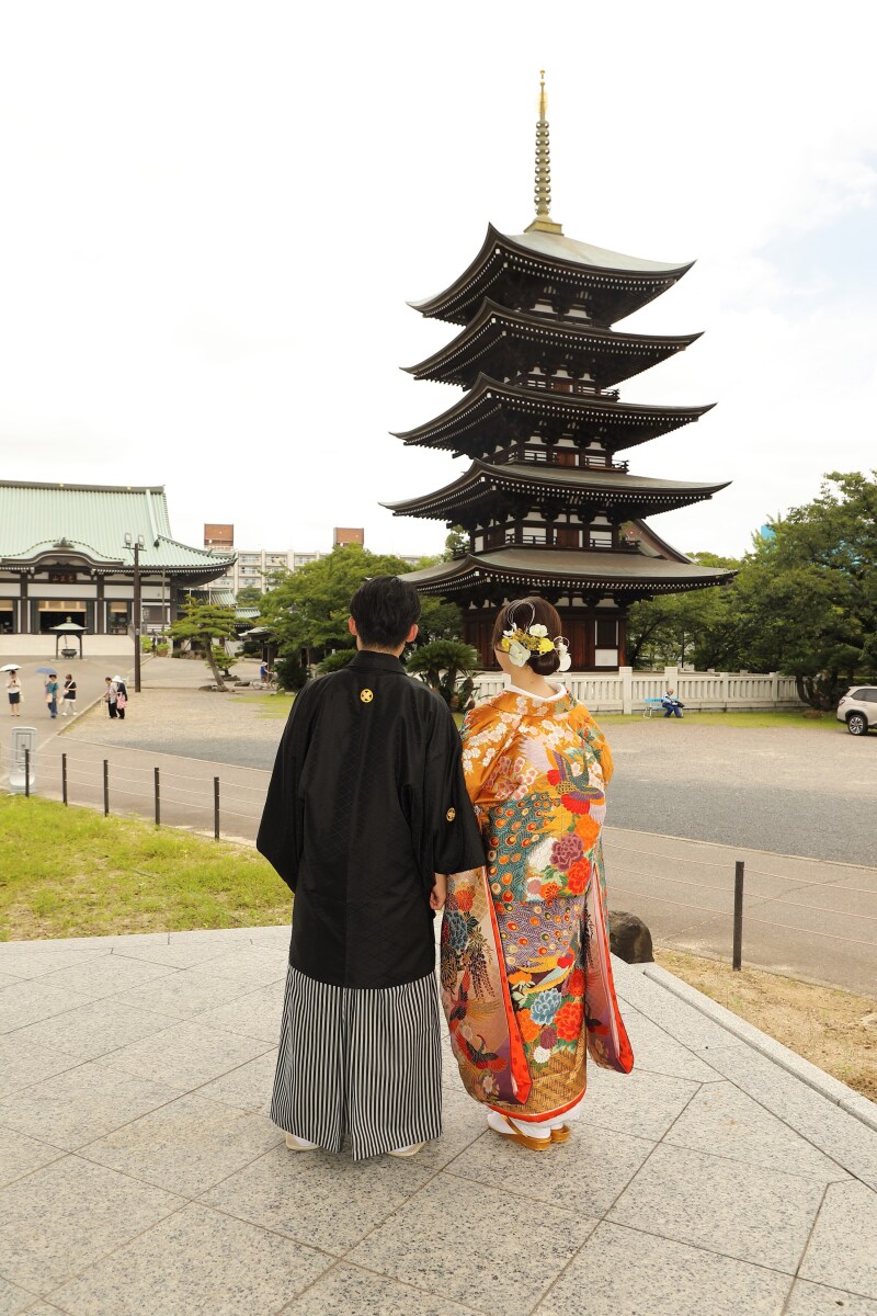 五重塔を見上げる二人の後ろ姿