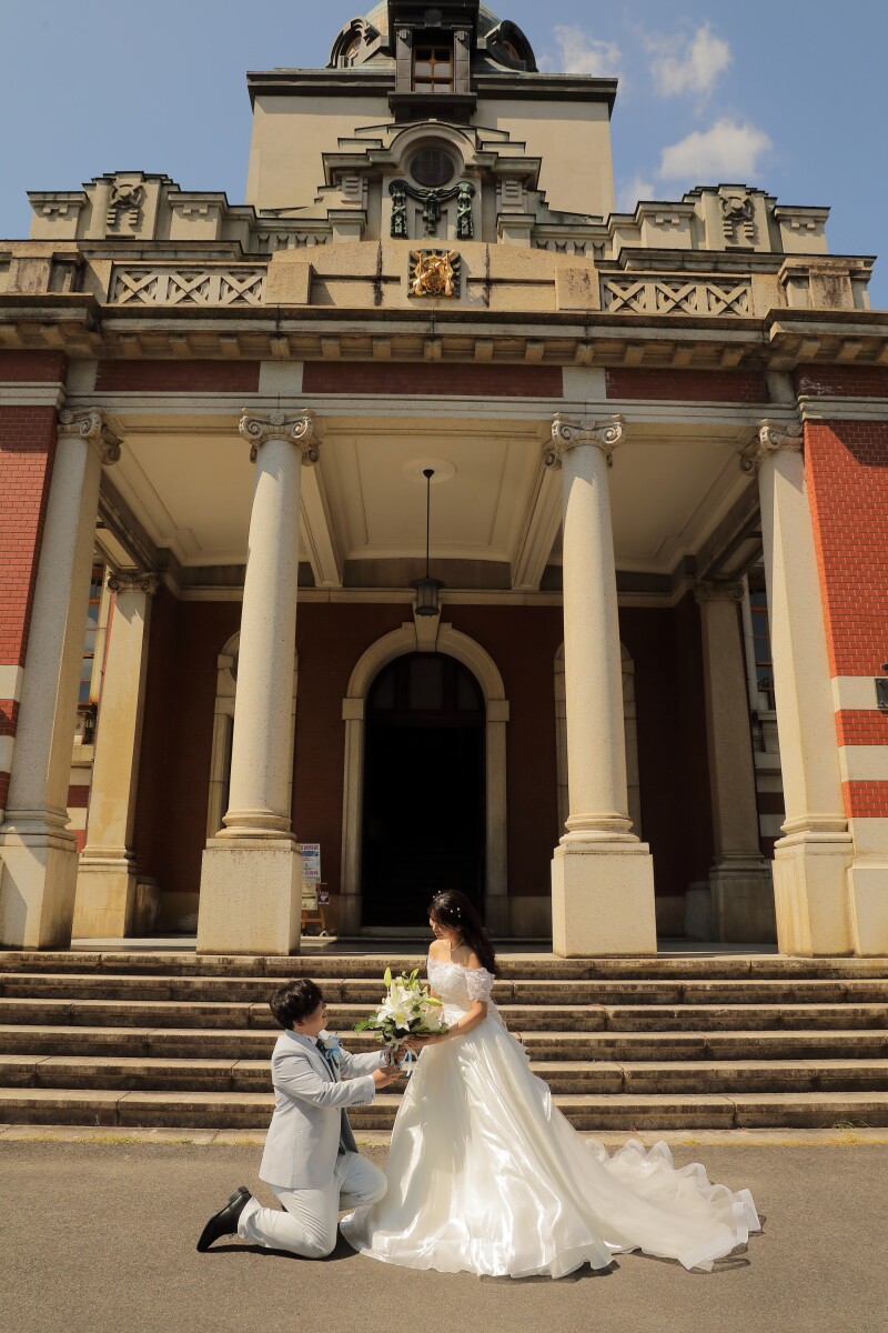 洋館をバックにブーケを手にプロポーズカット撮影