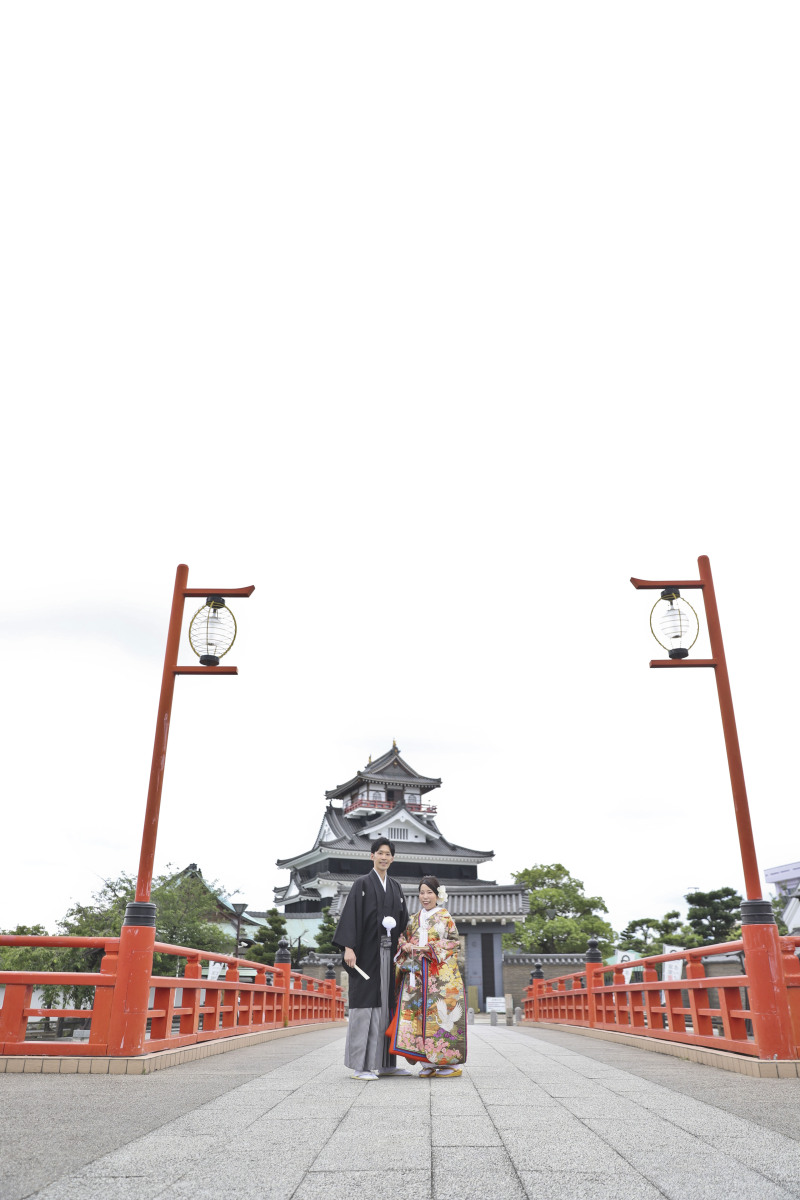 お城をバックに