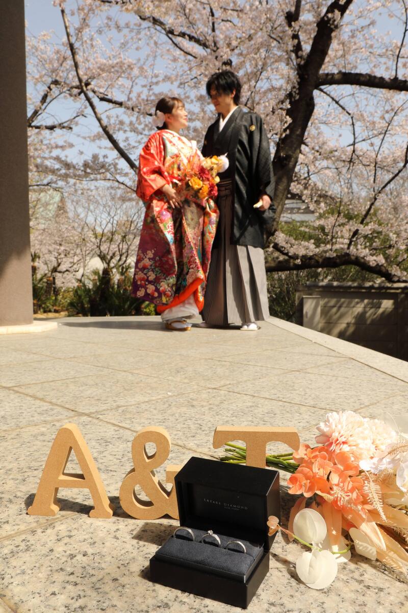 指輪やイニシャルなど小物を使って