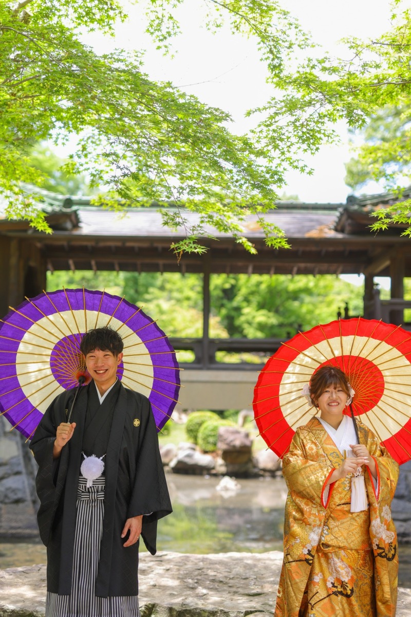 紫と赤の番傘で笑顔