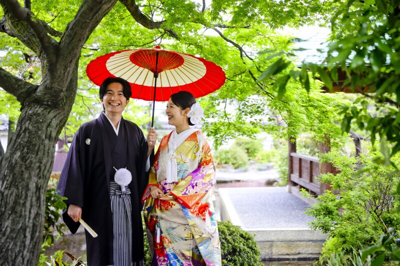 相合い傘でニッコリ