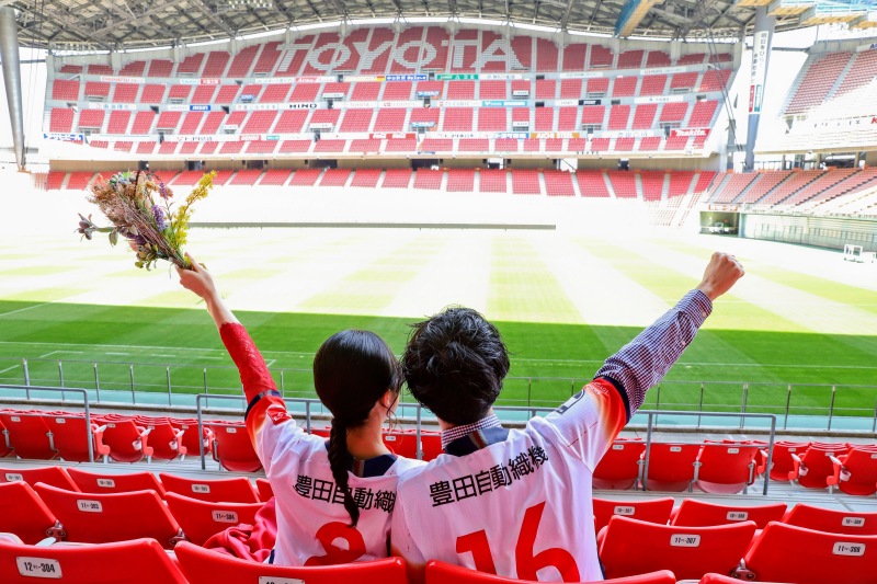 サッカー好きなふたりにはたまらないサッカースタジアムでのウエディングフォト