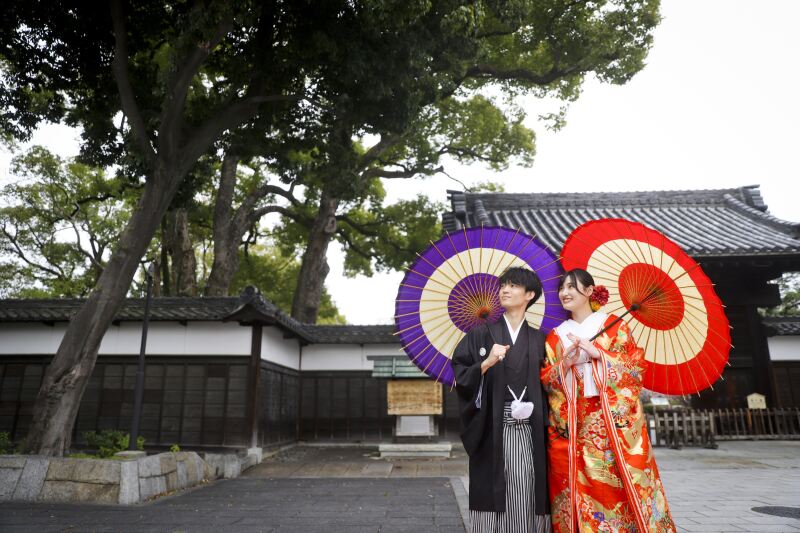 斜め上を見上げるクールな1カット