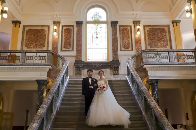 ステンドグラスをバックにカチッとした一枚