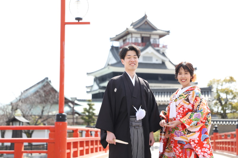 お城と赤い橋をバックに