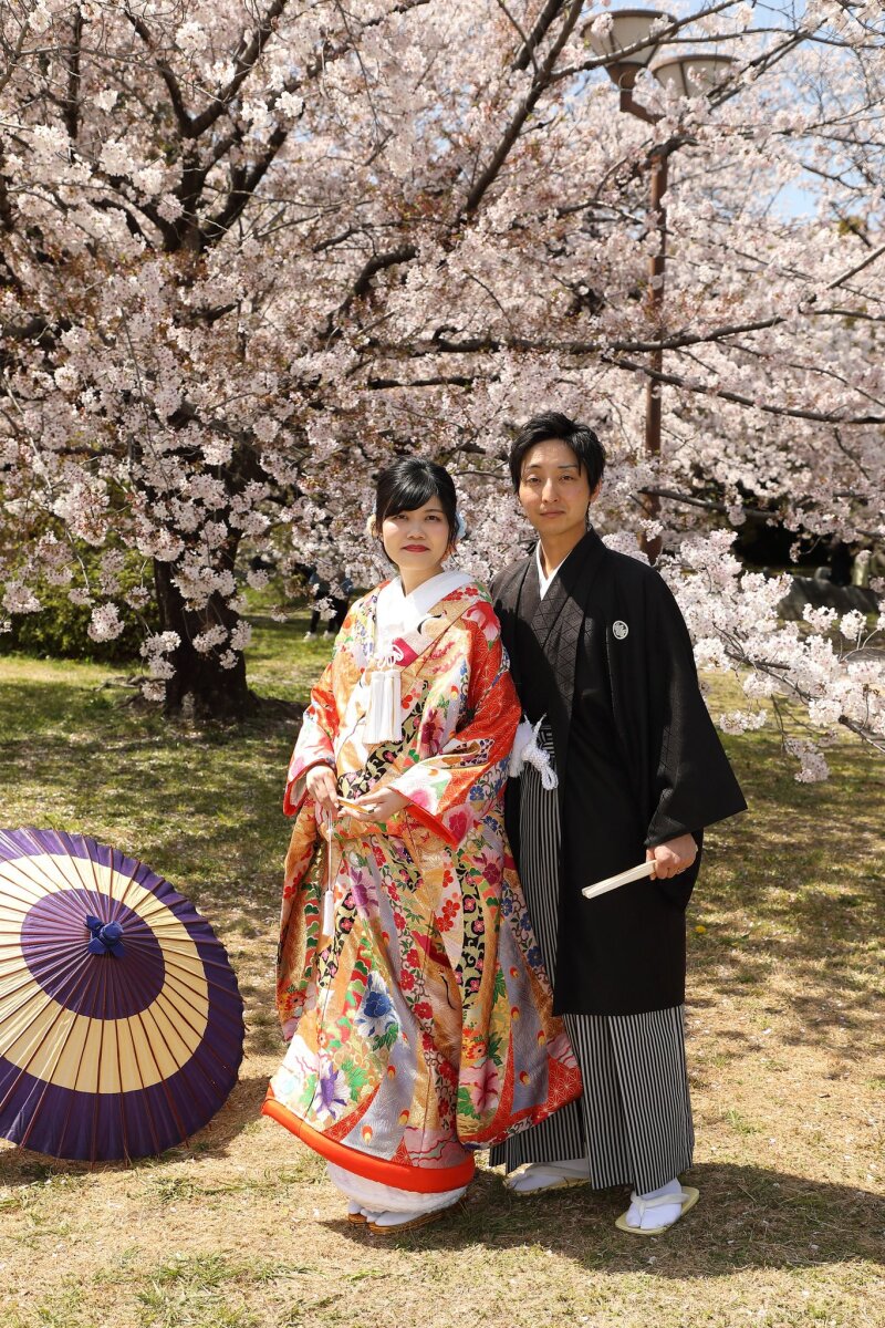 傘を添えて並び立つ和装姿
