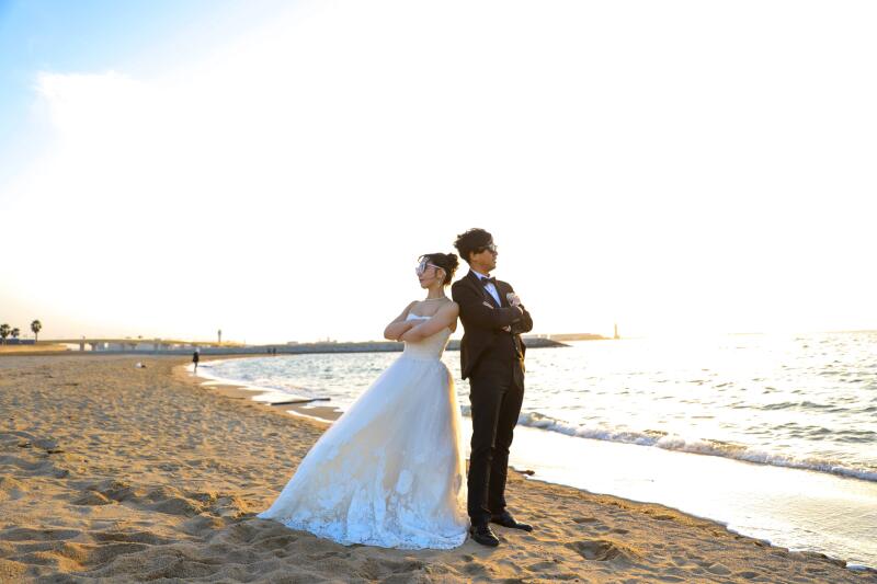 広大な海をバックに