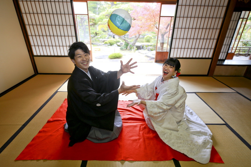 紙風船を使って楽しそうなカットを