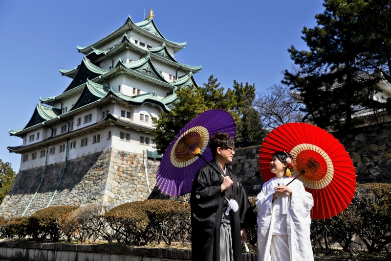 お城をバックに