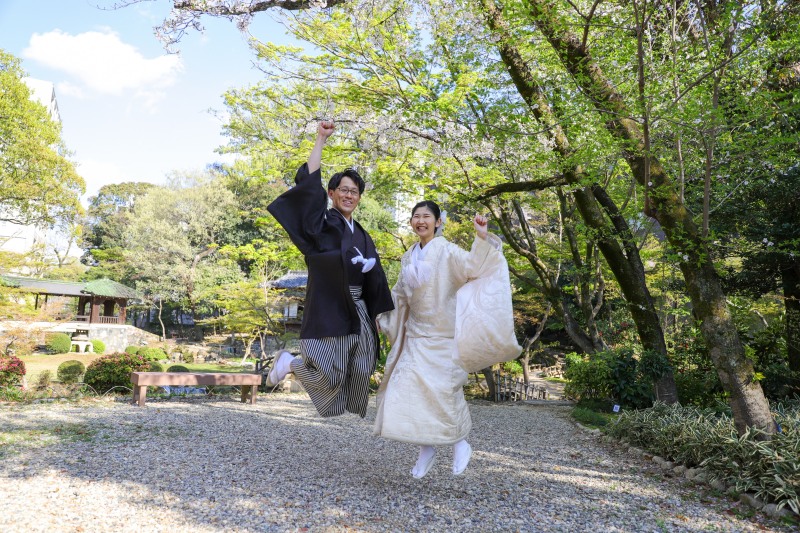 喜び爆発！笑顔のジャンプショット