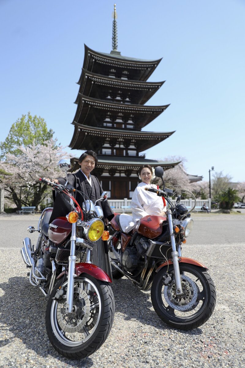 お寺さんにて五重塔をバックにバイクと