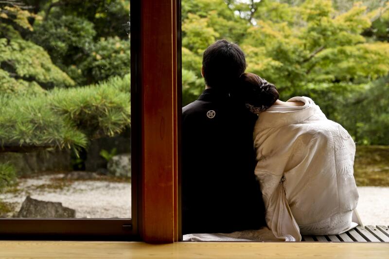 縁側で寄り添う穏やかな時間