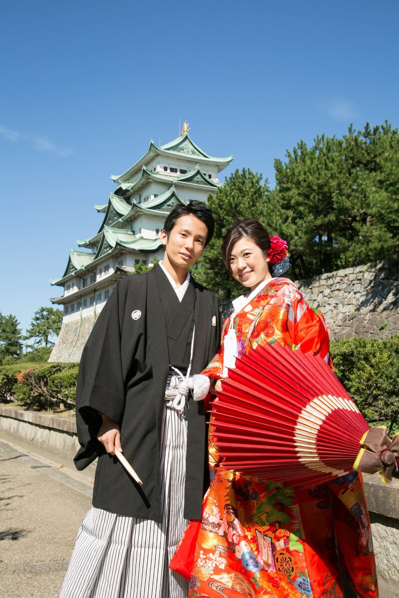 お城をバックに