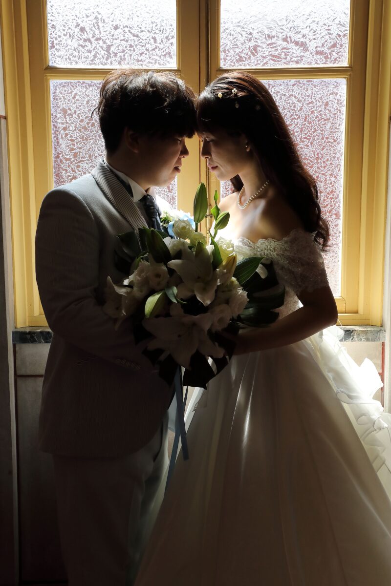 ロマンティックにおでこコツンポーズ