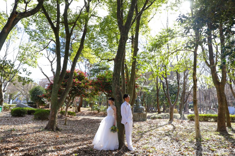 緑あふれる名城公園で見つめ合う