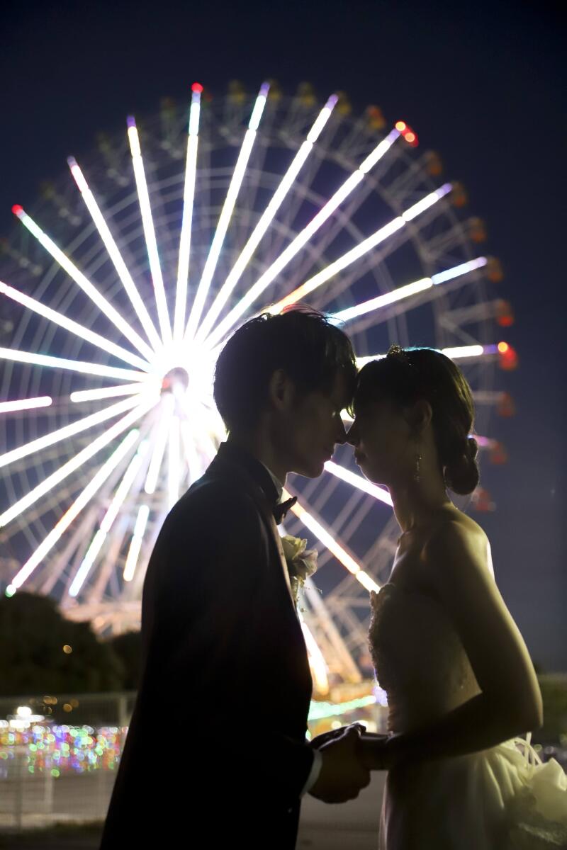 ライトアップされた観覧車をバックに