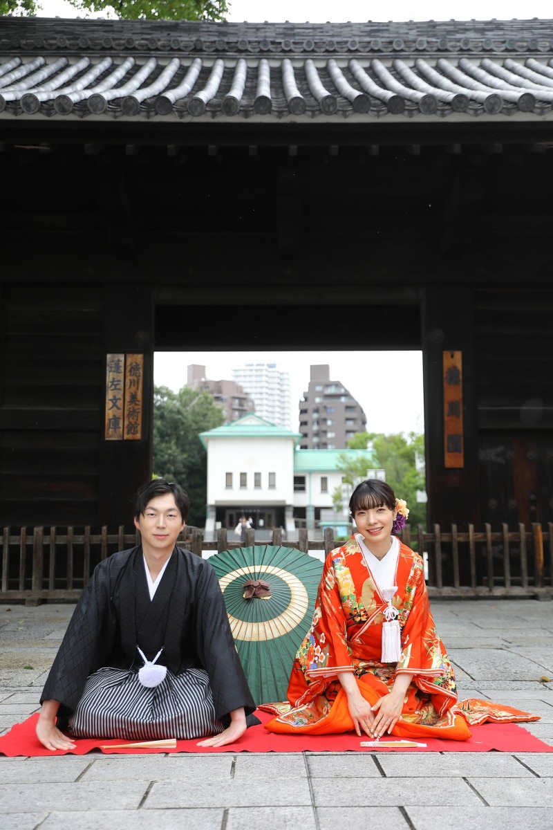 歴史ある門前で正装記念