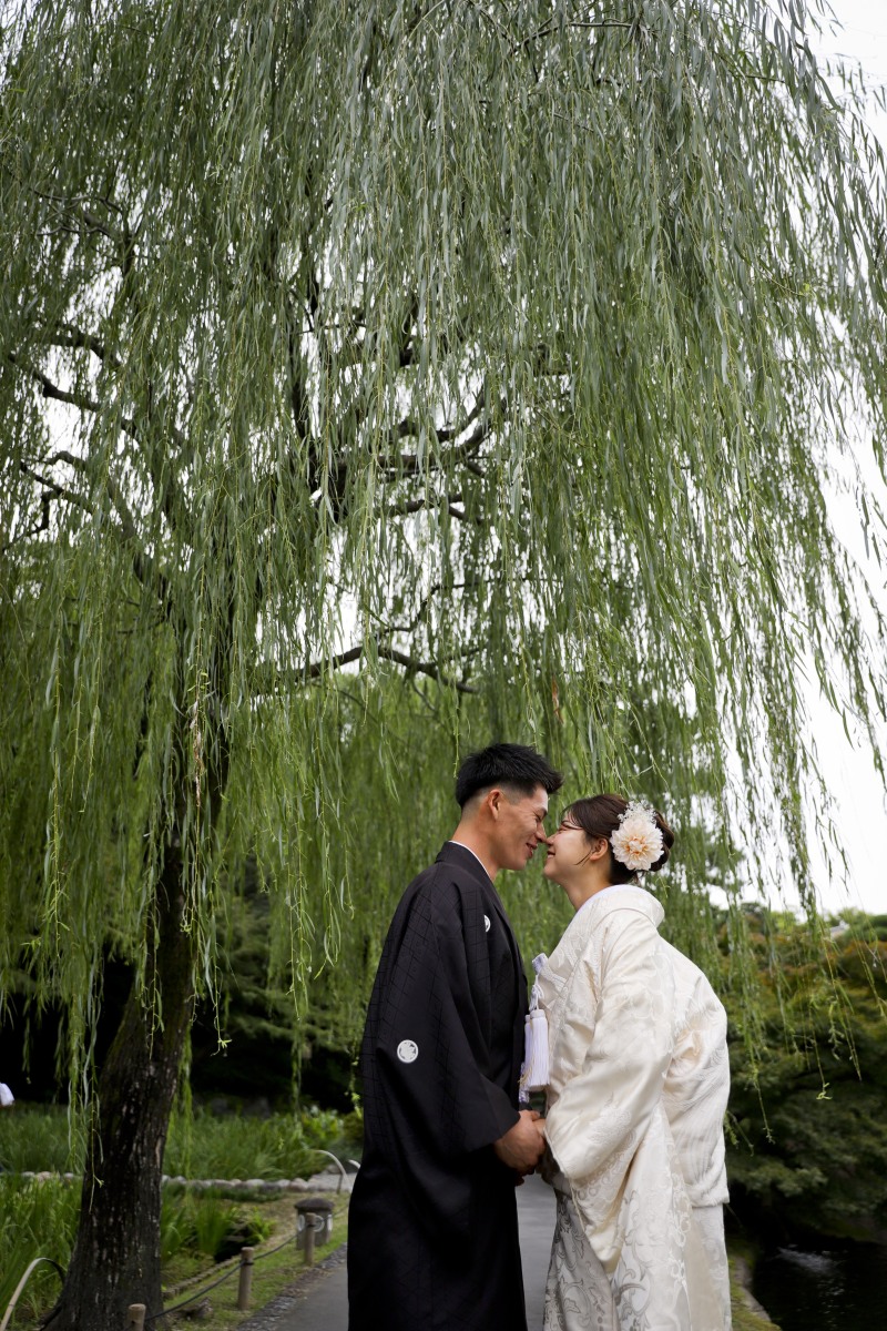 柳の木をバックに鼻と鼻をくっつけて