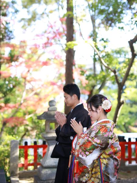 こじんまりした神社で結婚の報告を