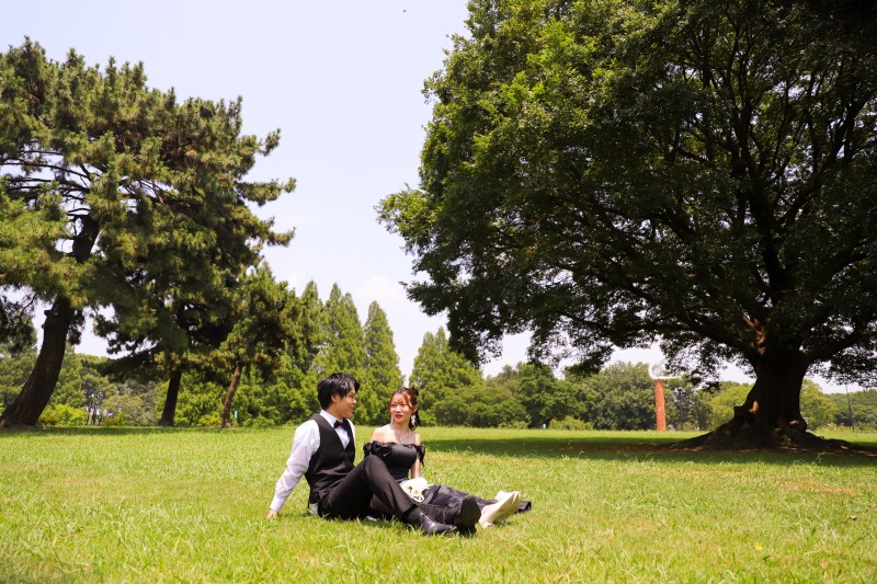 庄内緑地公園、大木の下で寄り添う