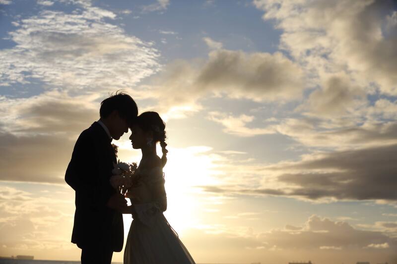 沈みゆく夕日をバックに