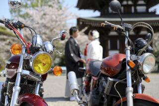 お寺と庭園と桜とバイクで和装ロケ撮影