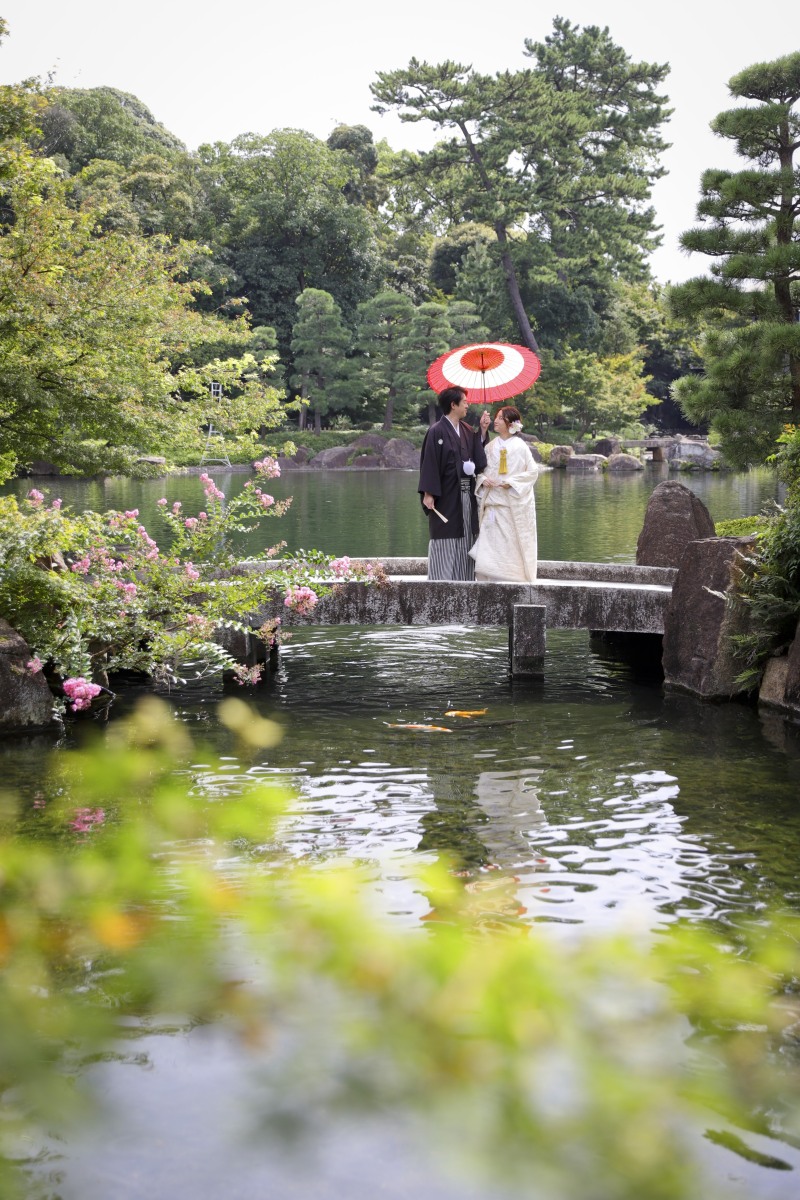 徳川園の池と橋の庭園ショットから撮影開始