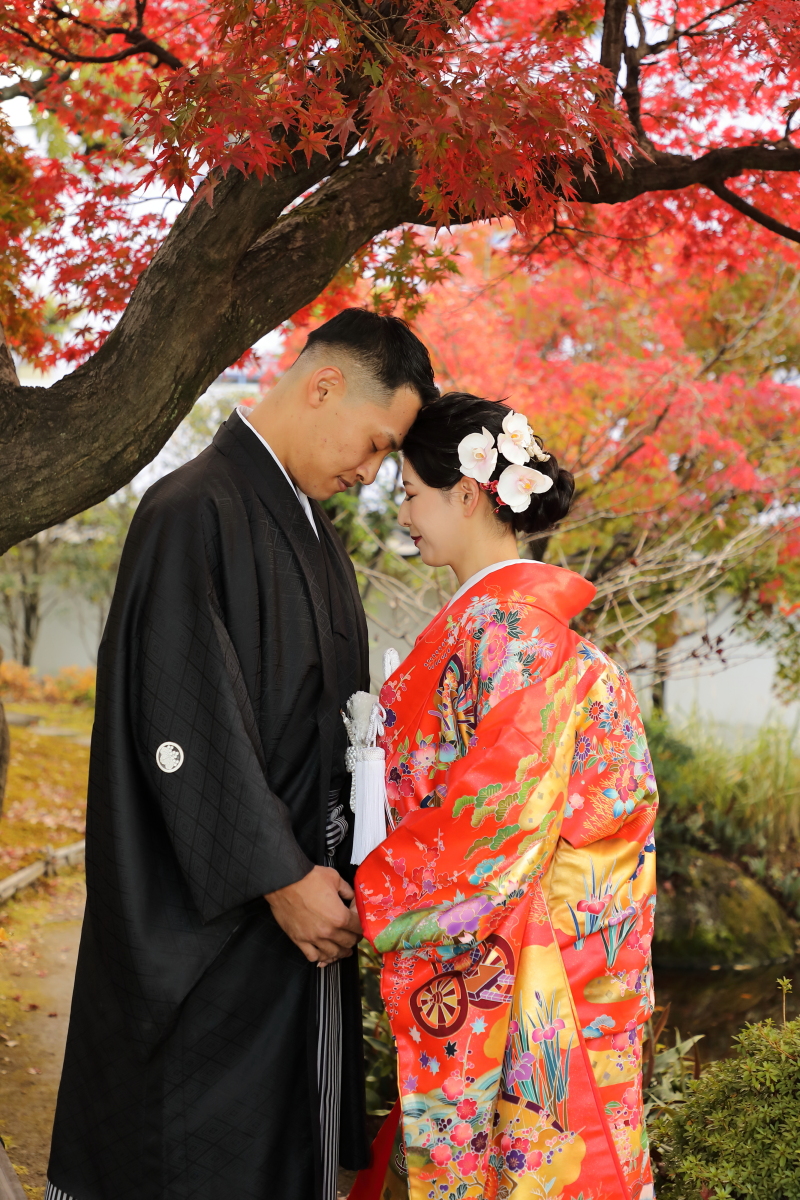 紅葉の下で額を寄せ合うふたり
