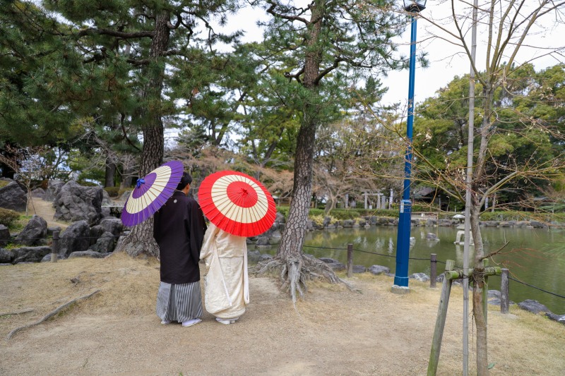 番傘と日本庭園の和