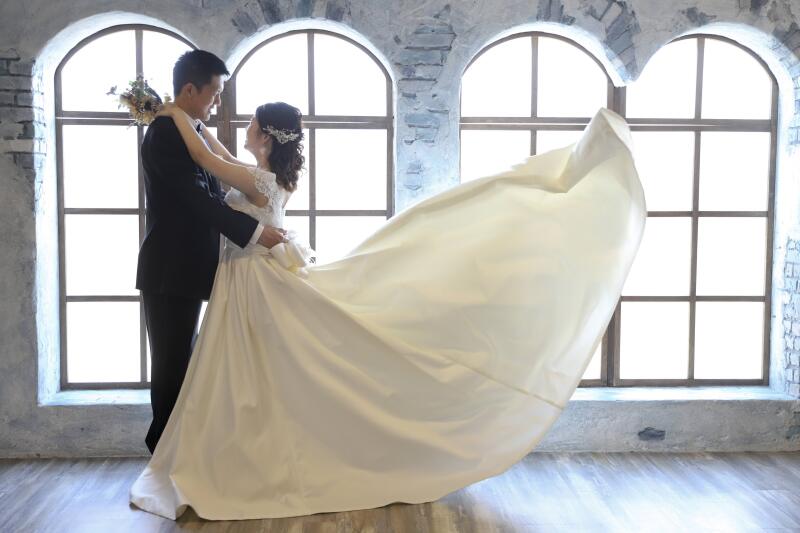 ドレスのスカートがふわっとなびくカット