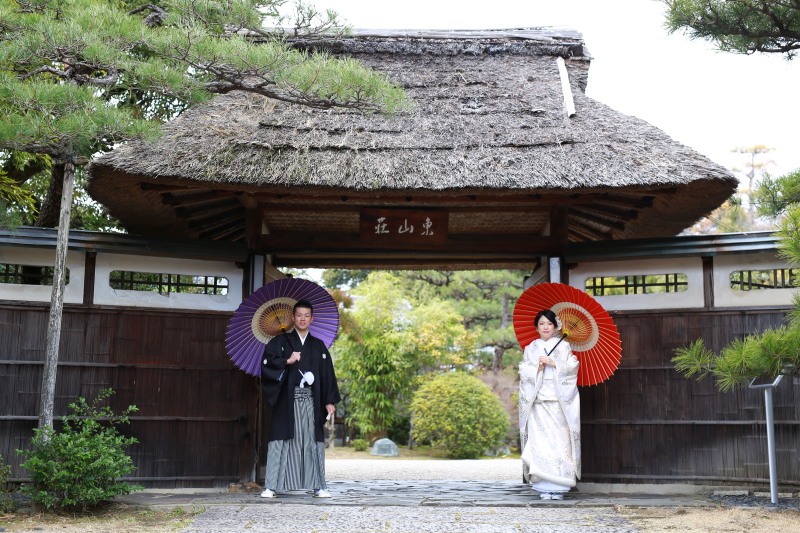 大きな門をバックに…