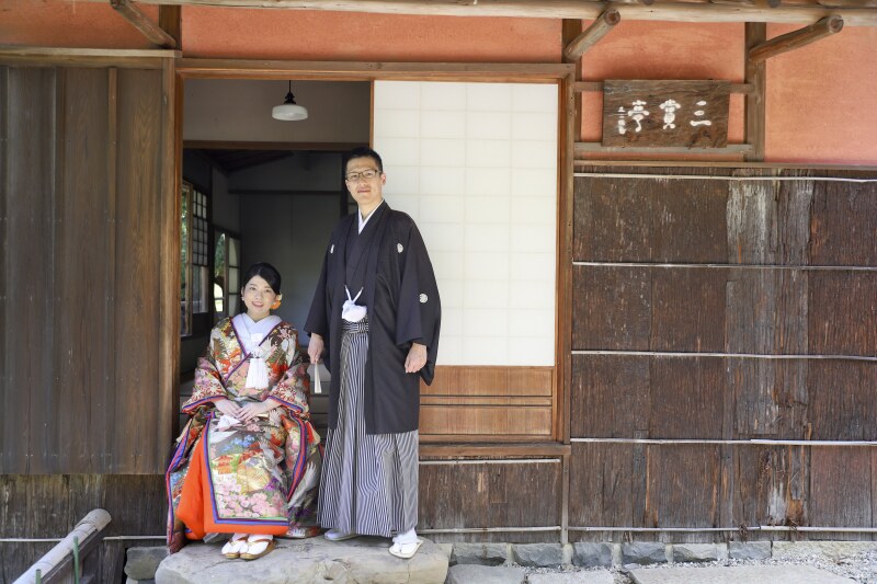 笑顔で寄り添う仲の良さがにじみ出た1カット