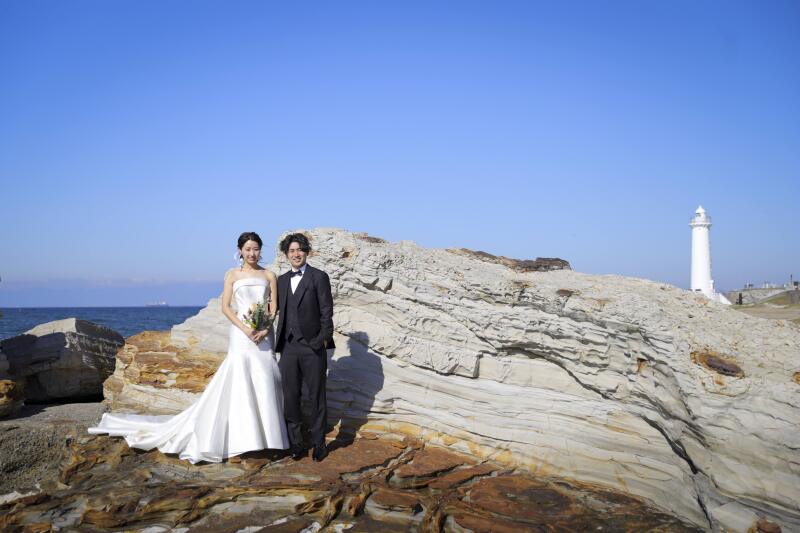 白い灯台と不思議な岩場