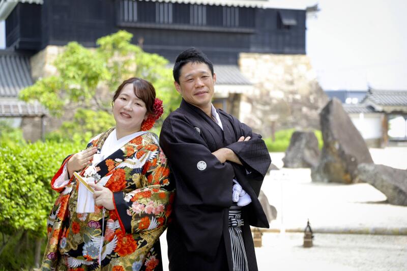 背中合わせで寄り添い合うお二人