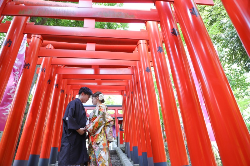 朱の鳥居に包まれる和装