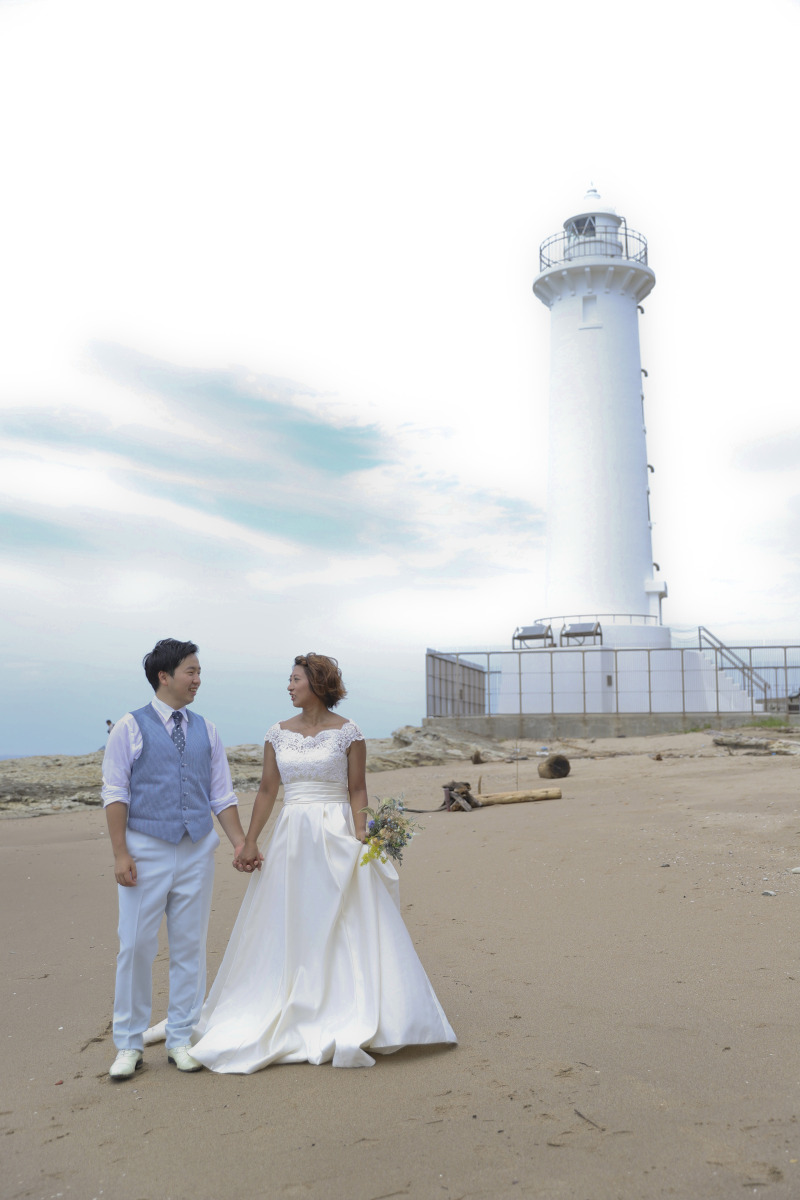 灯台をバックに