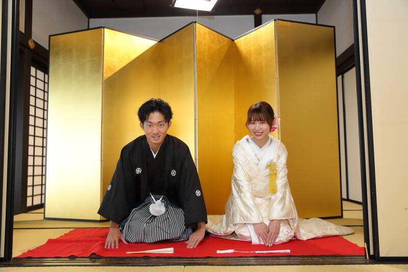 金屏風をバックに正座カット